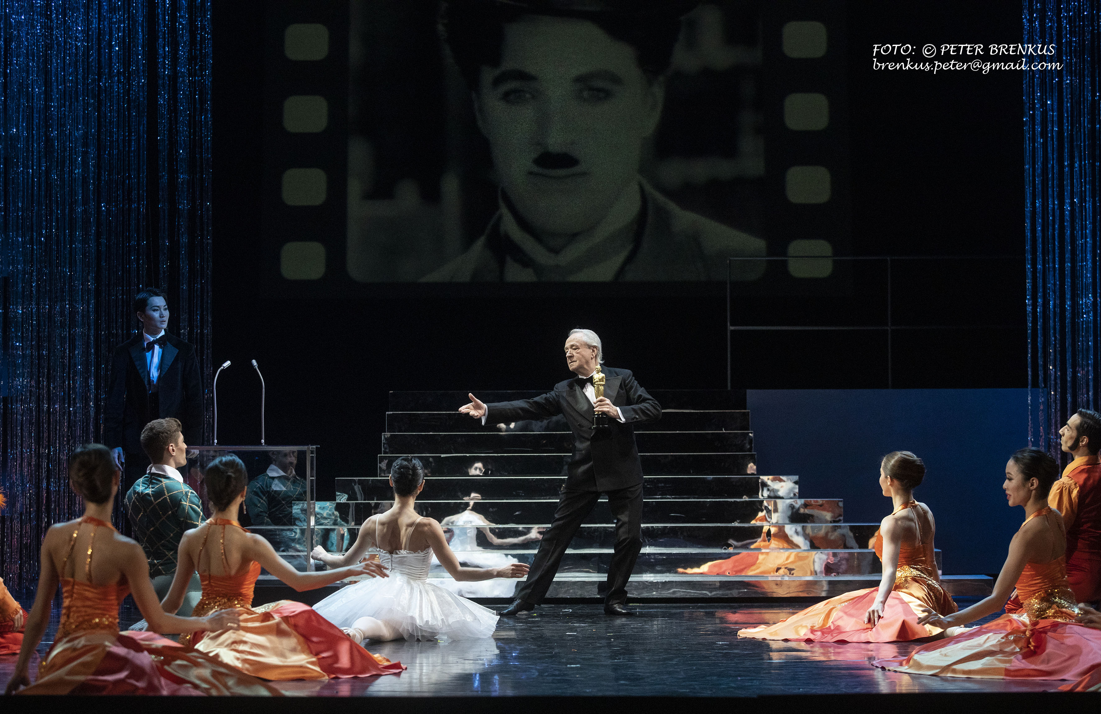Jozef Dolinský starší ako 83-ročný Charlie Chaplin v balete Tulák Chaplin.