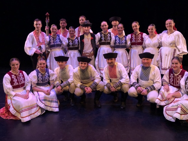 Martin vystupoval za veľkou mlákou s folklórnym súborom Urpín.
