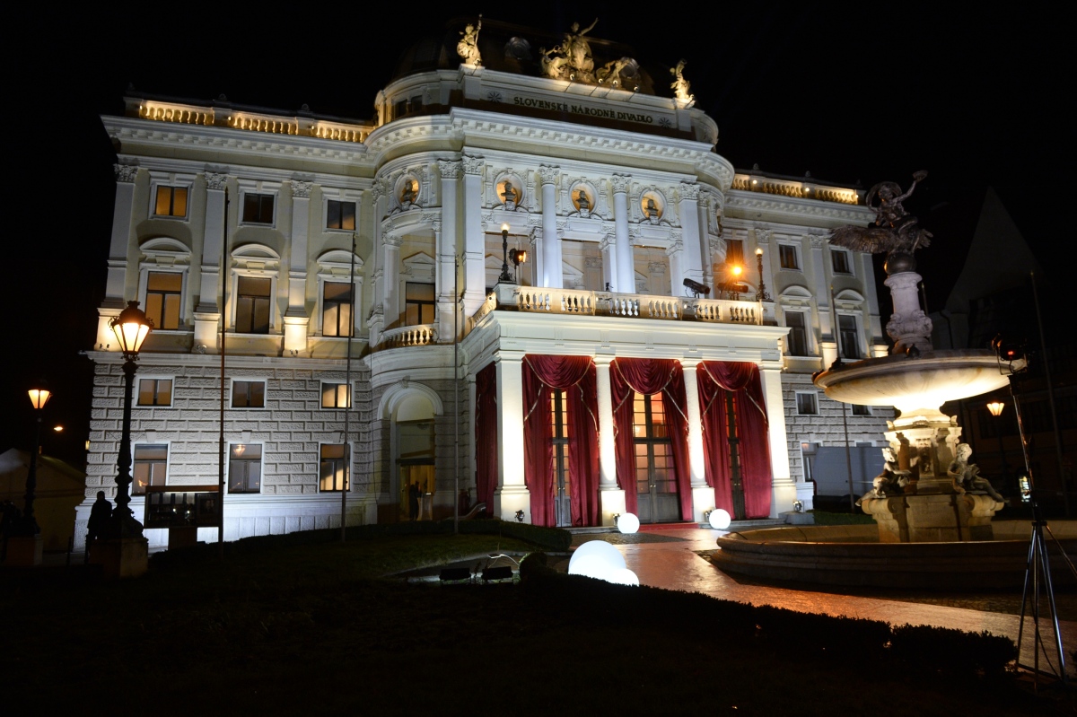 Opera budovy SND počas 20. ročníka akcie Ples v opere. 