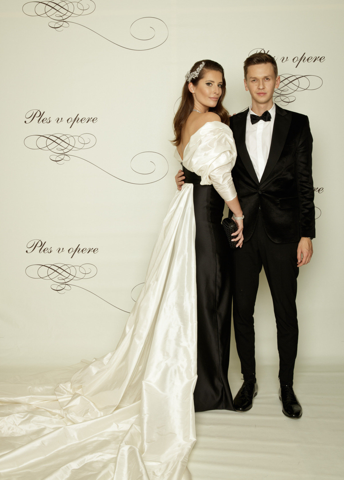 Dizajnér Michael Kováčik a Barbora Franeková v jeho kreácii. 