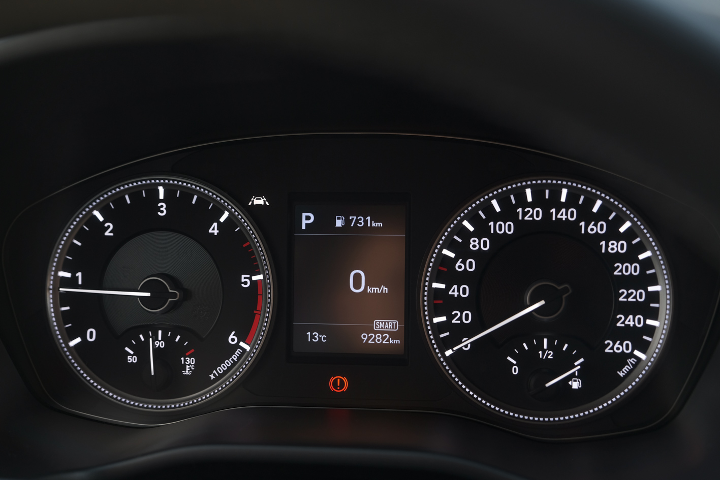 Hyundai Santa Fe má klasické ukazovatele rýchlosti a otáčok motora.