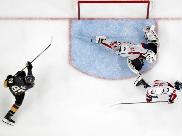 Braden Holtby, Alex Tuch