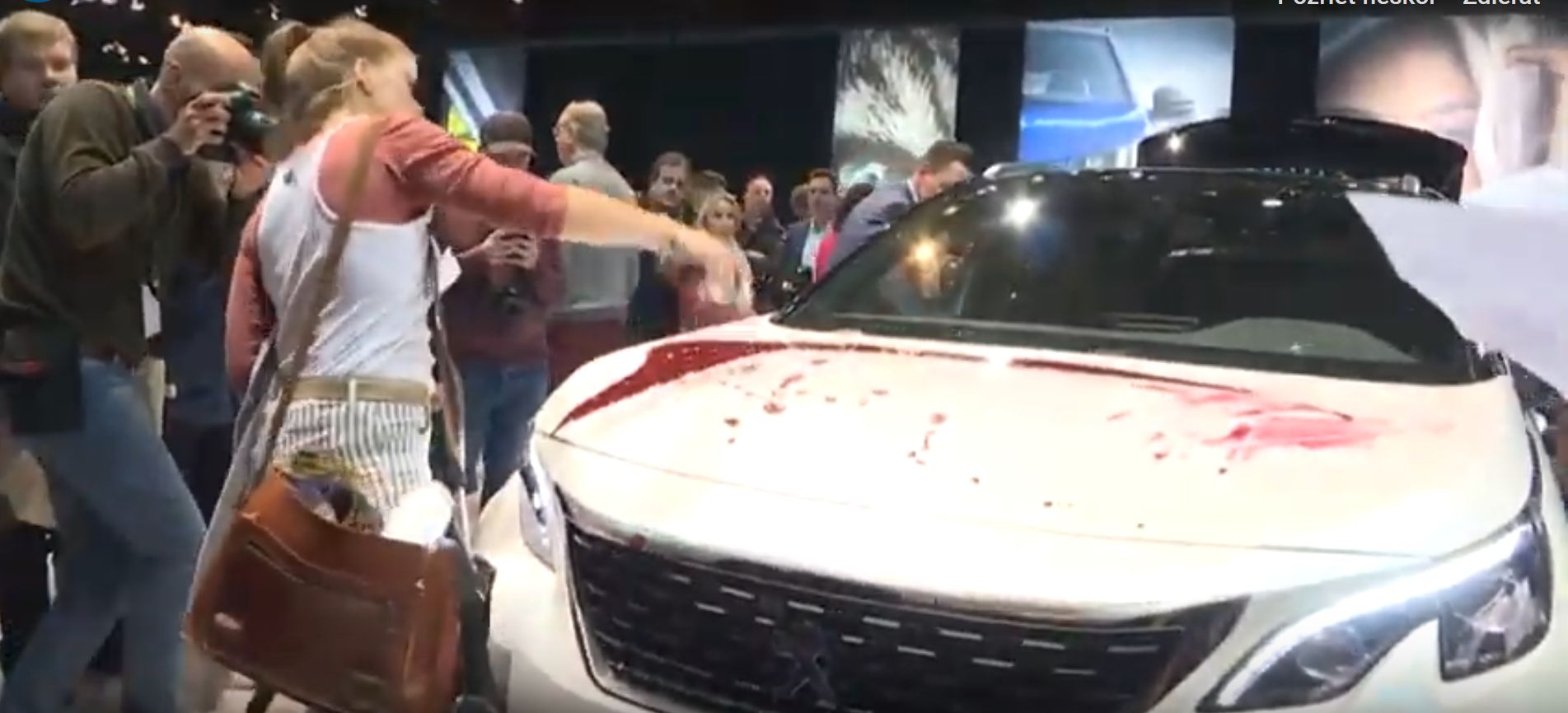 Ani bruselský autosalón sa nezaobišiel bez protestov ekologických aktivistov. Polícia zatýkala ako na bežiacom páse.