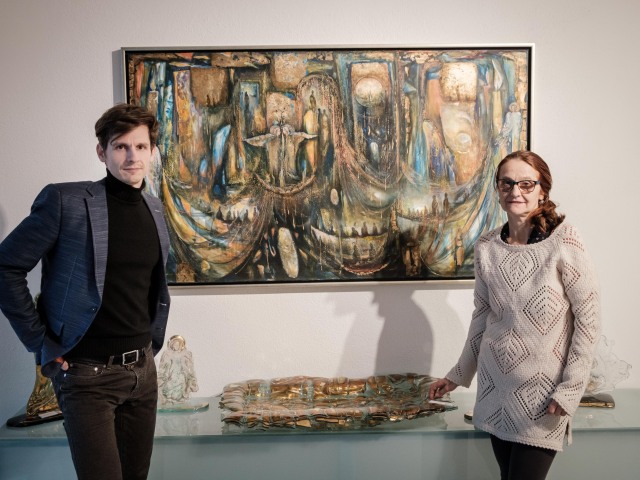 Sklár Achilleas Sdoukos s mamou, výtvarníčkou Ingrid Zámečníkovou pri jej obraze.