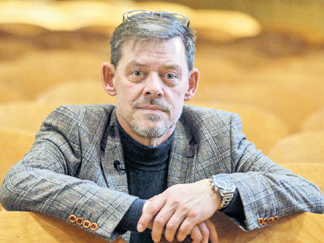 Rainer Höss je vnuk Rudolfa Hössa, prvého veliteľa koncentráku v Auschwitzi v období od mája 1940 do novembra 1943. Po vojne bol Rudolf Höss v Poľsku súdený za vojnové zločiny a zločiny proti ľudskosti. V apríli 1947 ho po vynesení rozsudku smrti obesili.