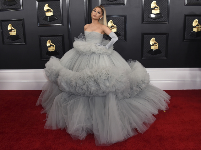Speváčka Ariana Grande v róbe Giambattista Valli Haute Couture.