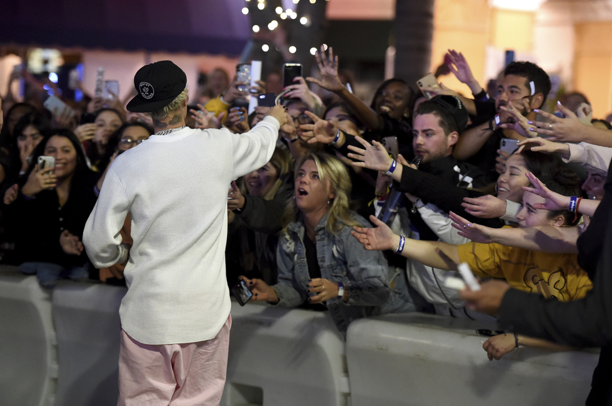 Spevák Justin Bieber a jeho nadšení fanúšikovia. 