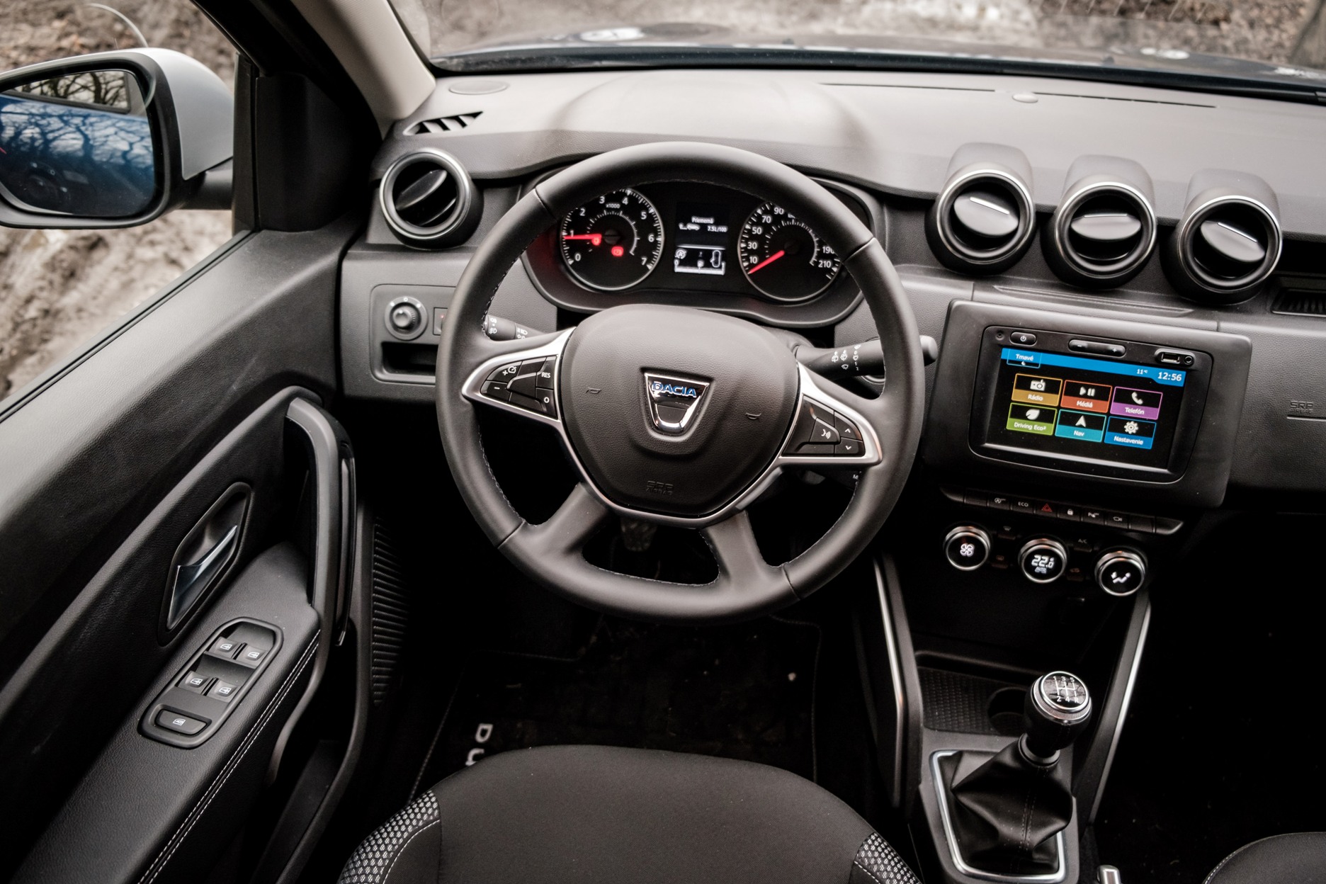 Kabína verzie Prestige obsahuje lakťovú opierku sedadla vodiča, elektrické ovládanie okien a zrkadiel, cúvaciu kameru alebo dokonca vstavanú navigáciu.