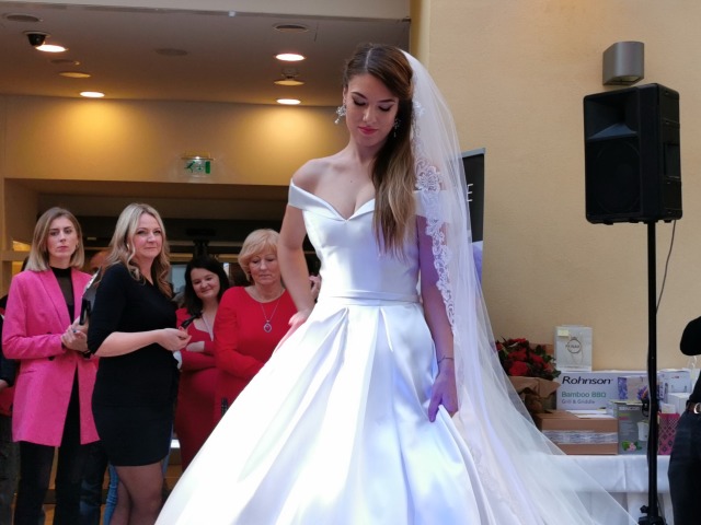 Modelka počas svadobnej výstavy v trenčianskom hoteli Elizabeth