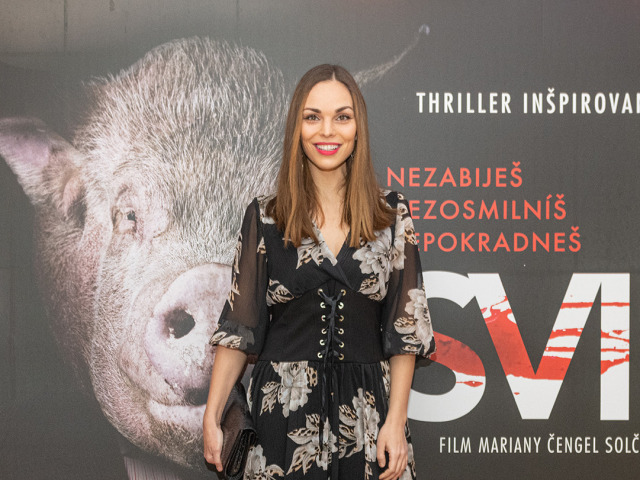 Aj modelka Soňa Štefková si prišla pozrieť film Sviňa. 
