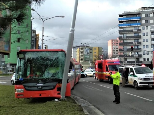 POLÍCIA: Dopravná nehoda trolejbusu