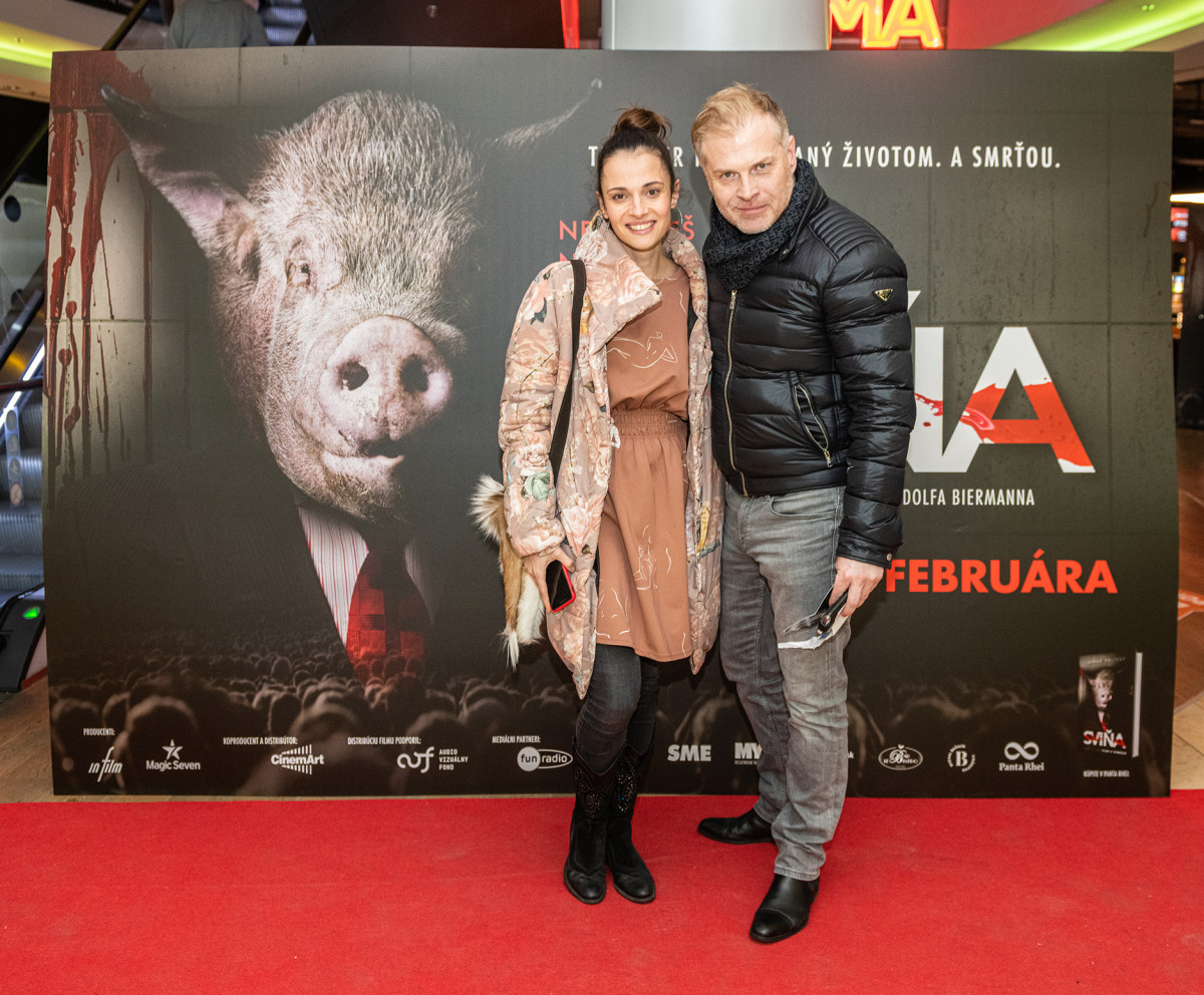 Herec a moderátor Marcel Ochránek s partnerkou na premiére filmu Sviňa. 