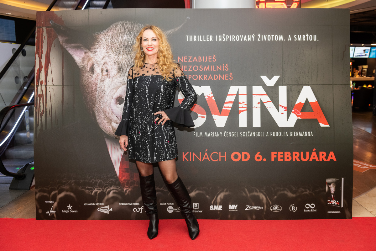 Herečka Diana Mórová v šatách Elisabetta Franchi. 