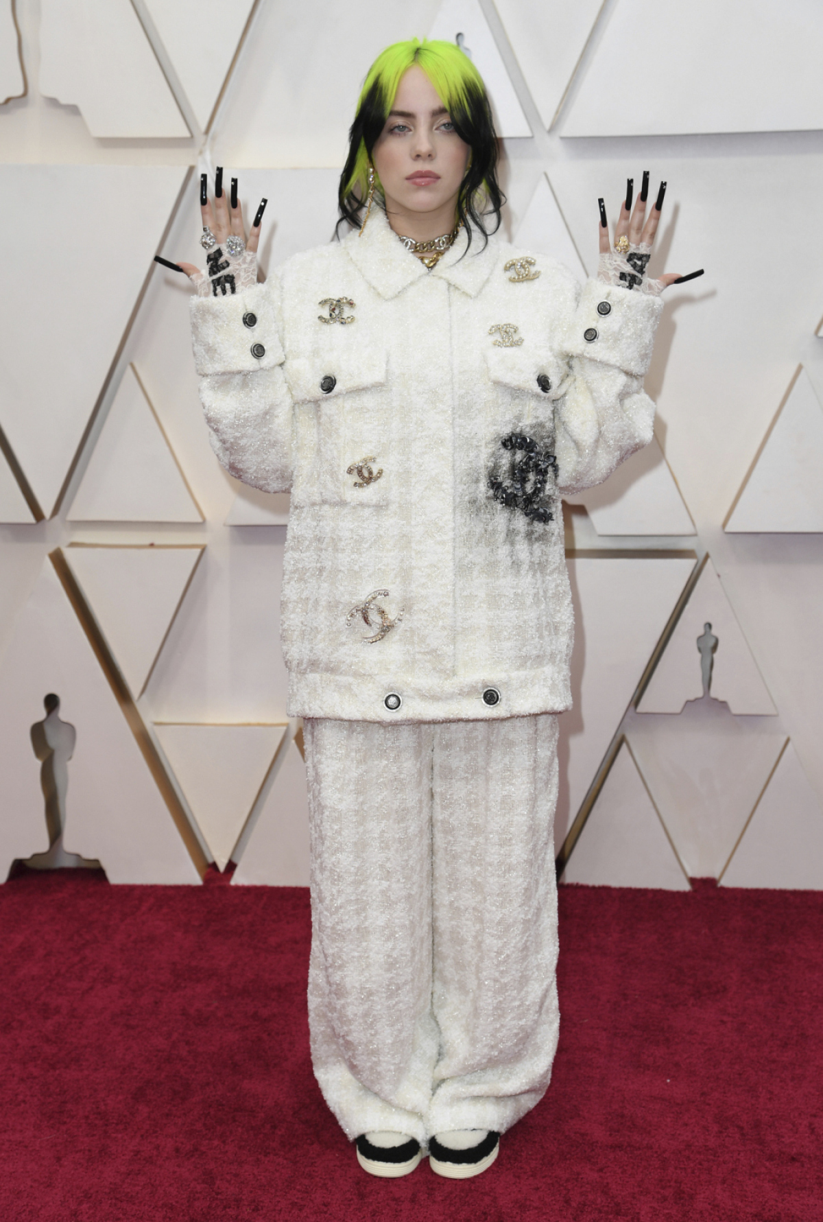 Speváčka Billie Eilish prišla v kombinácii Chanel. 
