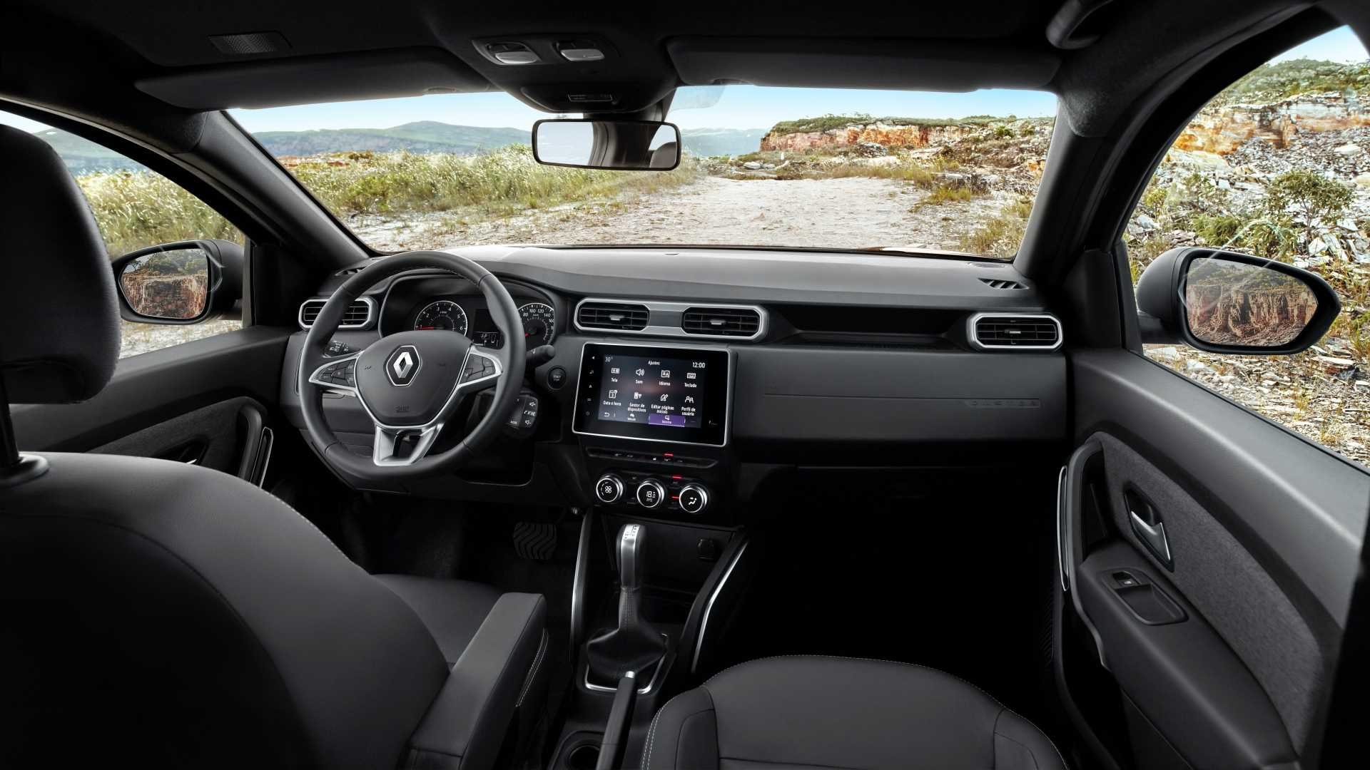 Duster s logom Renaultu bude mať o čosi vznešenejší interiér s pozdĺžnymi prieduchmi ventilácie, väčší infotainment aj krajší volant z dielne Renaultu. Prevzatý je z ruského SUV-kupé Renault Arkana.