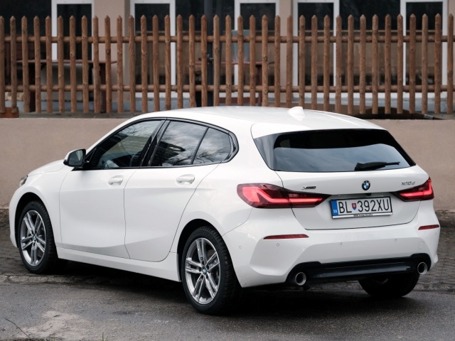 Aj vzadu sa BMW vyhralo s grafikou svetiel. Výfuky nie sú v tomto prípade falošné. Zadné veko sa otvára elektricky.