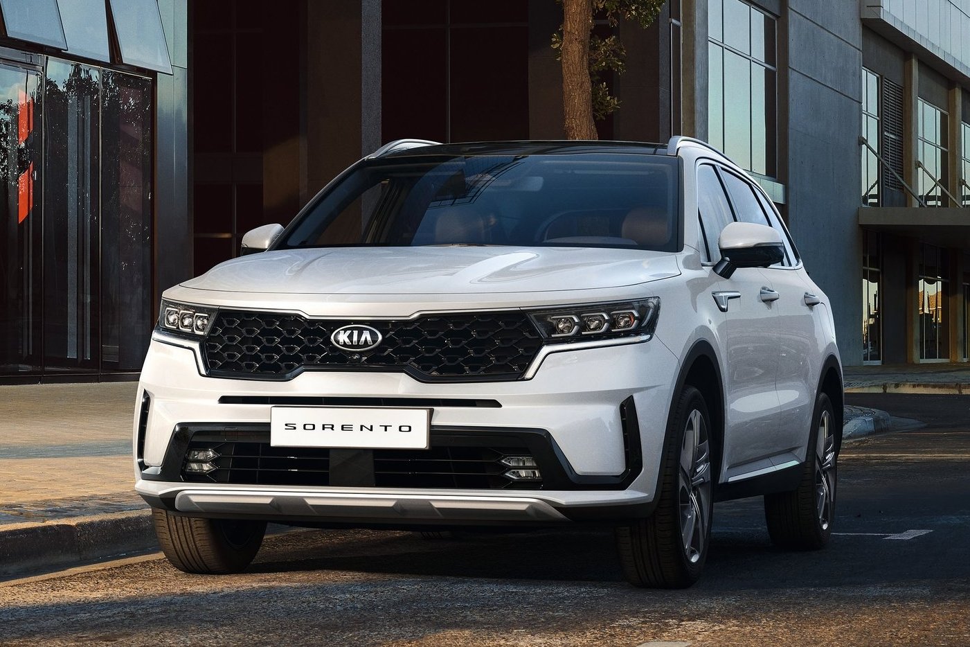 Sorento štvrtej generácie staví na geometrickú prednú masku. Okrem "tigrieho nosa" však pridá aj "tigrie oči". Masívny vzhľad podporí kapota dlhšia o 30 mm.