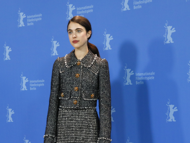 Americká herečka Margaret Qualley v kreácii Chanel.