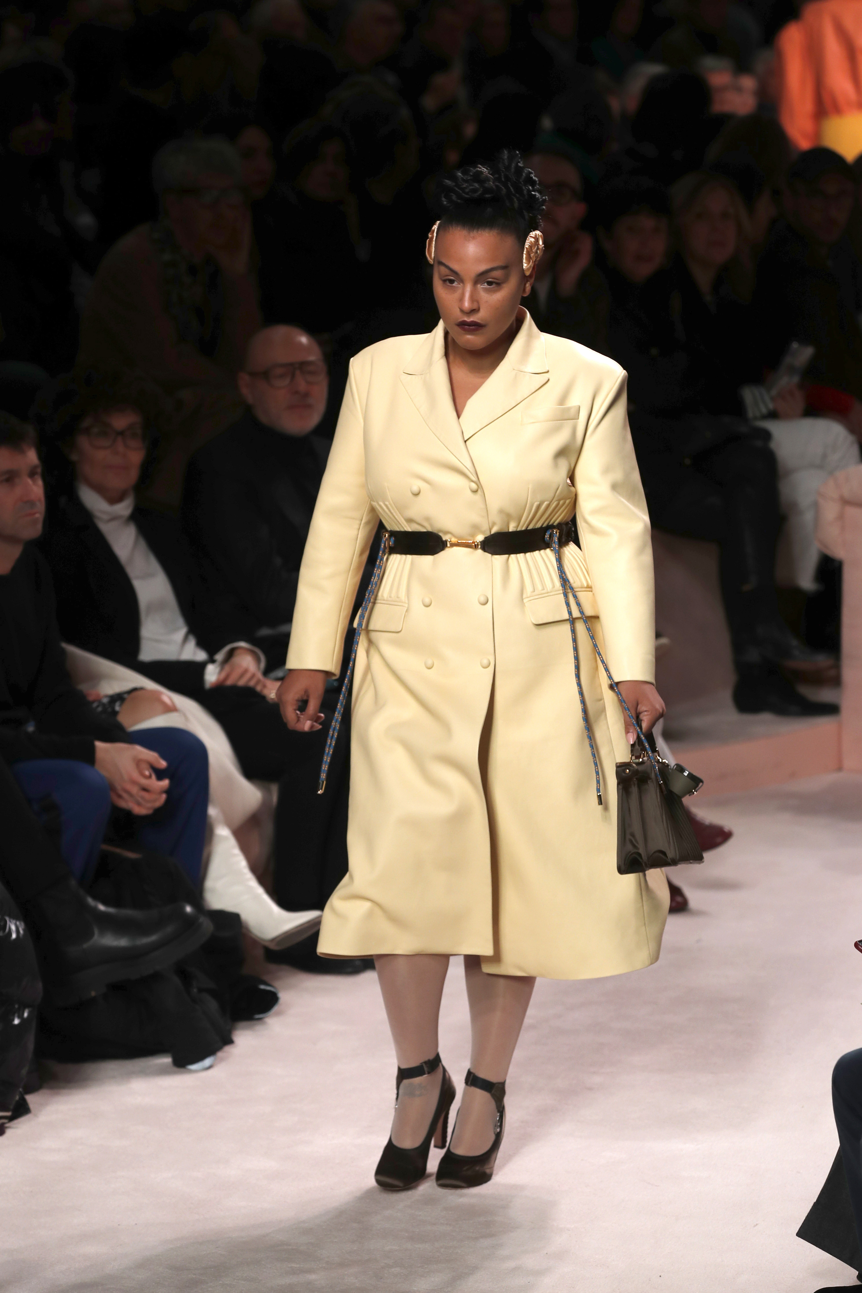 Modelka Paloma Elsesser počas prehliadky značky Fendi v Miláne.