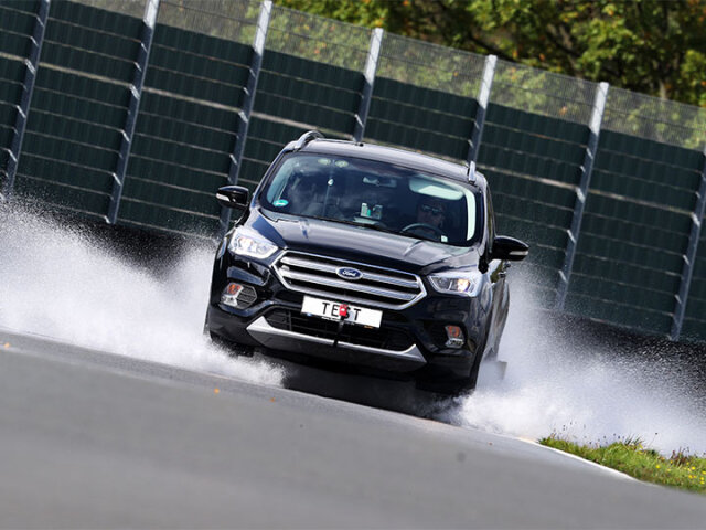 ADAC testoval nové letné pneumatiky s profilom 235/55 R17 na Forde Kuga. Okrem SUV ho obúvajú aj niektoré MPV ako Ford S-Max a dokonca dodávky.