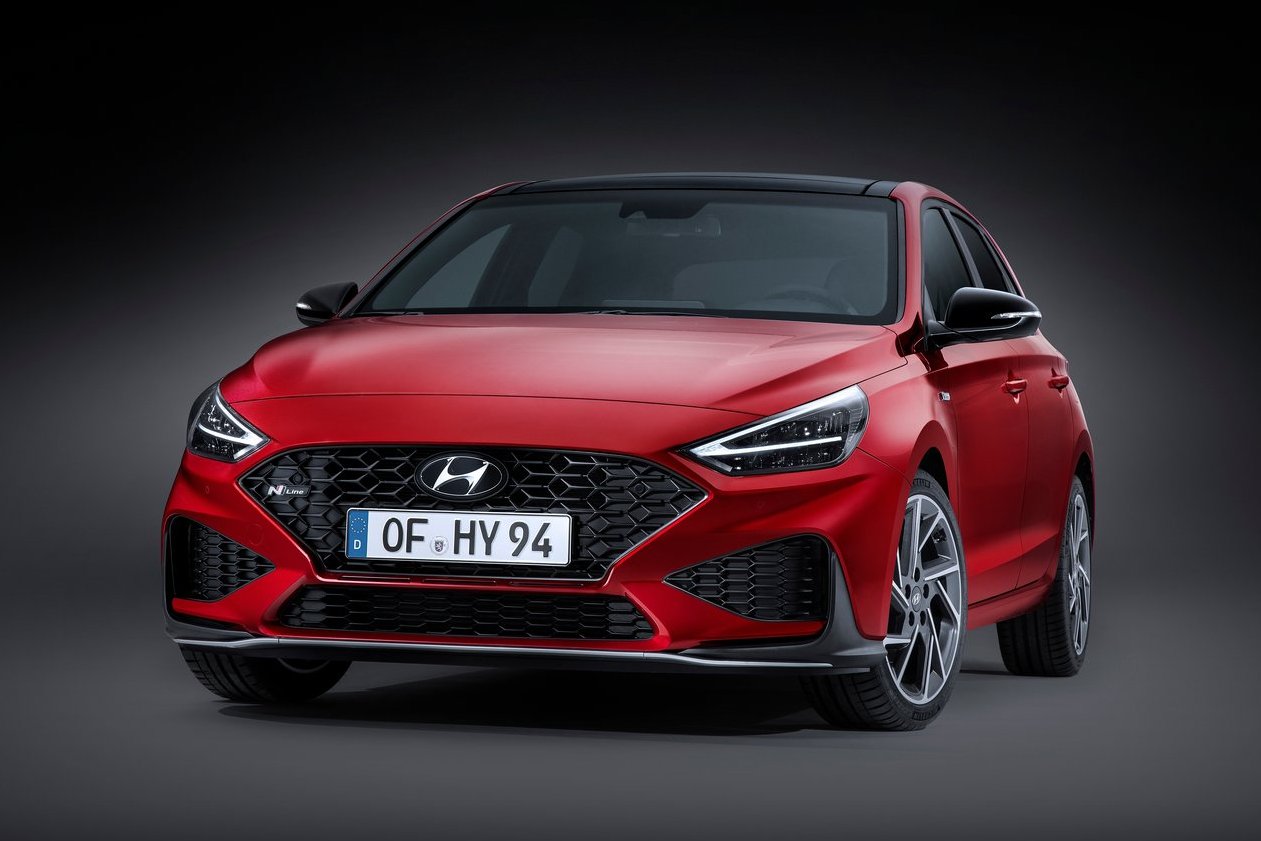 Hyundai i30 dostal celkom novú, širšiu prednú masku, nový nárazník a užšie reflektory s dennými DLR svetlami.