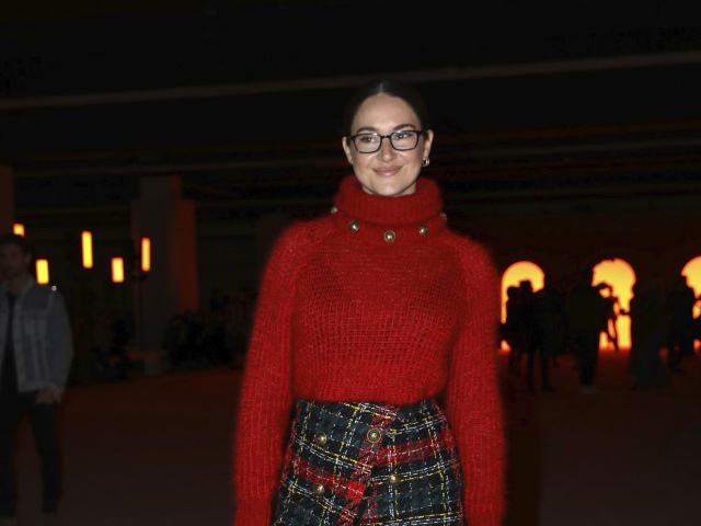 Herečka Shailene Woodley pred prehliadkou Balmain v Paríži. 