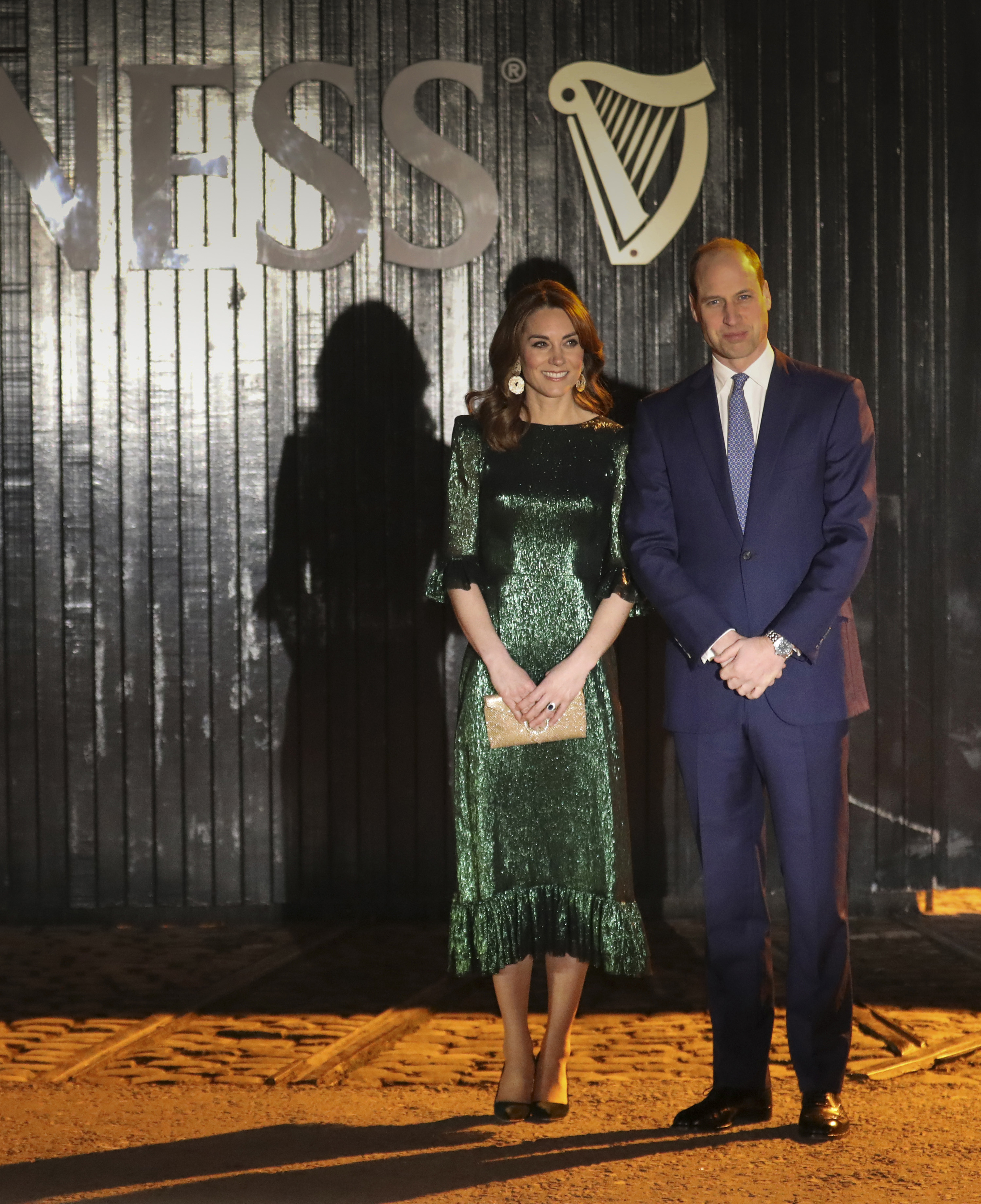 Princ William a jeho manželka Kate, vojvodkyňa z Cambridge počas návštevy továrne na výrobu piva Guinness v Dubline. Vojvodkyňa si obliekla šaty z kolekcie The Vampire's Wife.