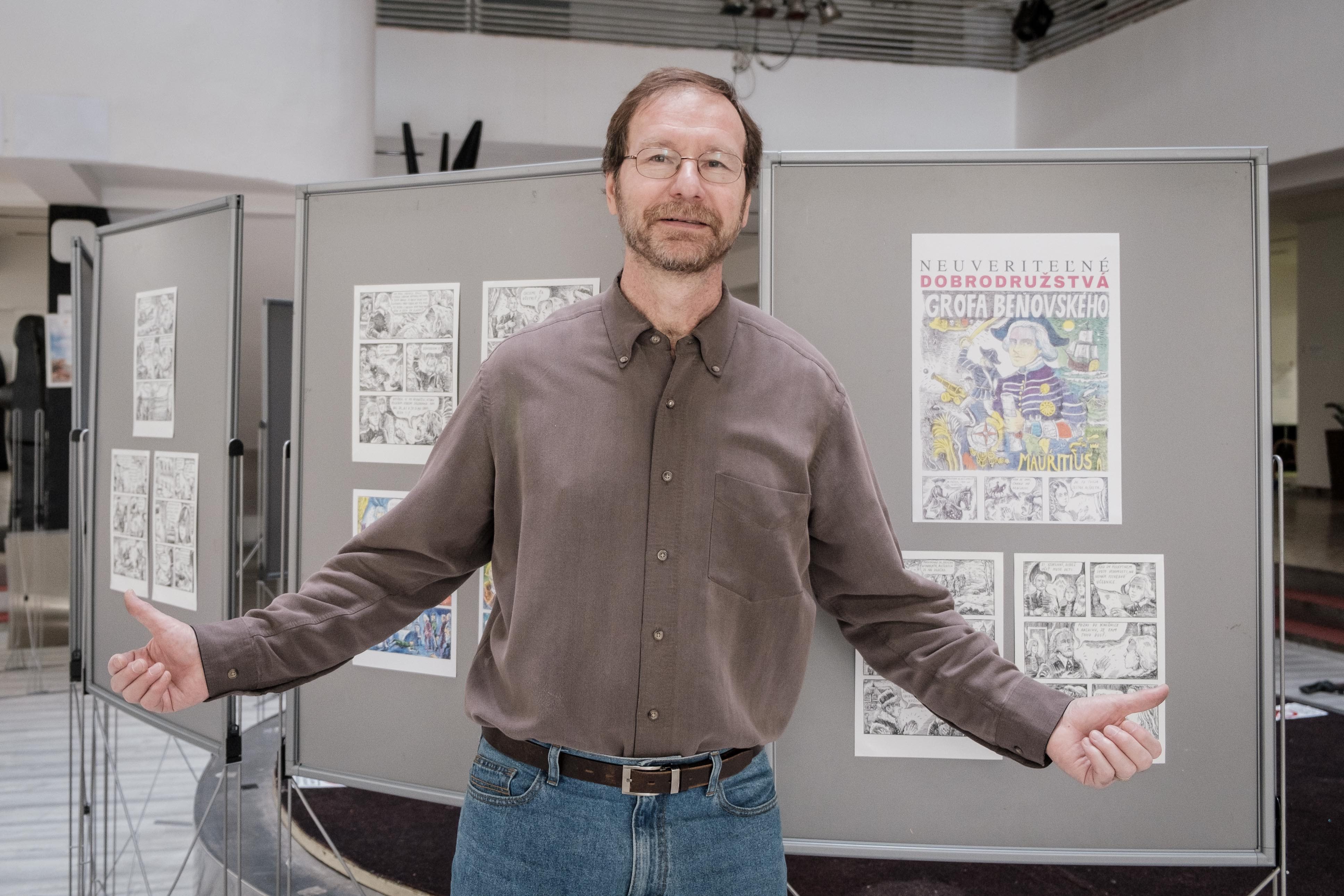 Výtvarník Martin Kellenberger inštaluje ilustrácie ku komiksu Neuveriteľné dobrodružstvá grófa Beňovského.