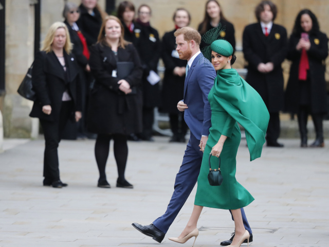 Princ Harry a jeho manželka Meghan, oblečená v kreácii od Emilie Wicksteadovej, prichádzajú na slávnostnú bohoslužbu. 
