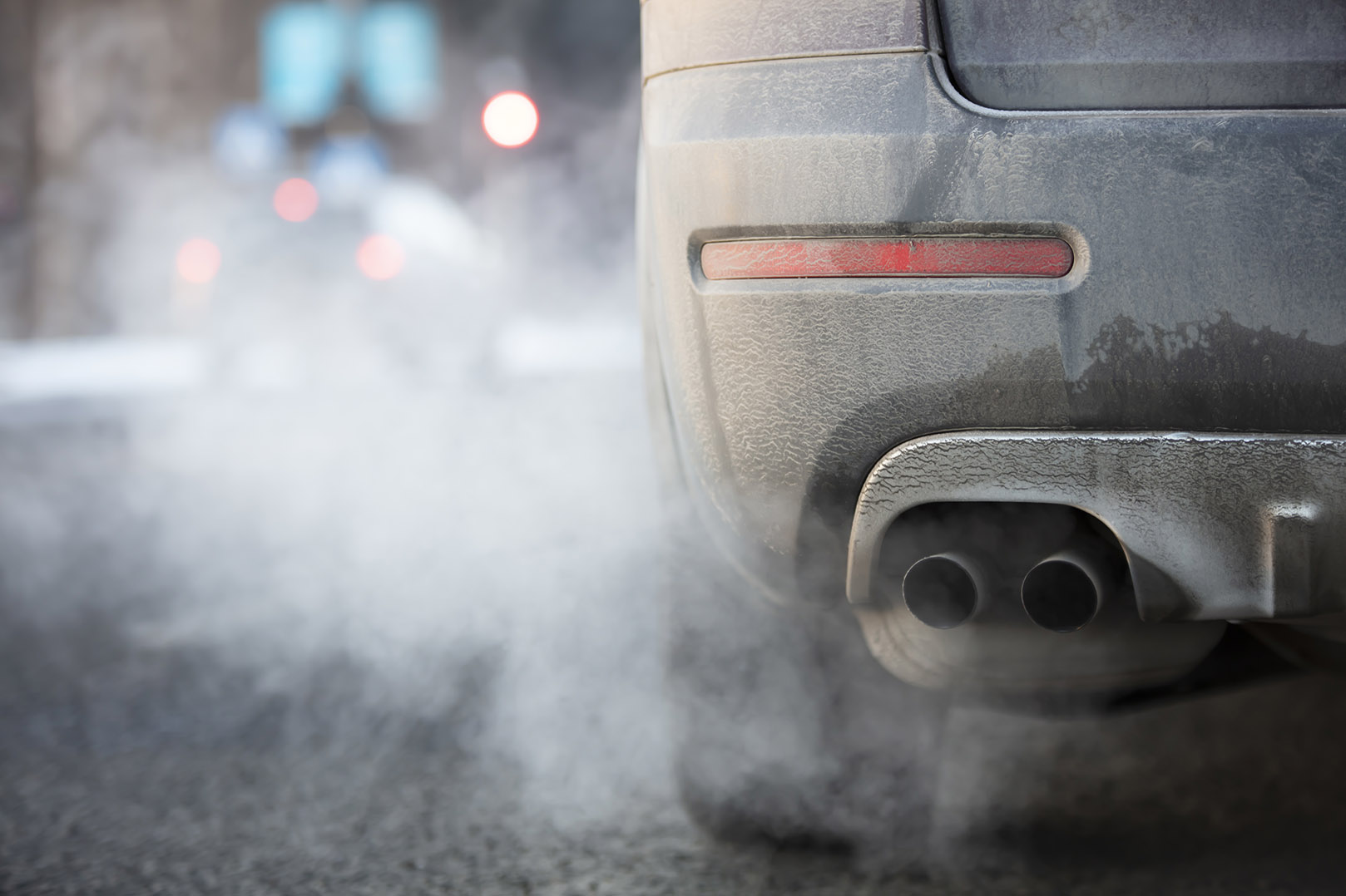Emisie CO2  nielenže neklesajú, ale každoročne rastú. Vlani sme sa v Európe dostali k najhoršiemu výsledku od roku 2014. Žiadnej značke, žiadnemu koncernu ani žiadnemu trhu sa nepodarilo splniť emisný priemer nových áut 95 g/km, požadovaný v tomto roku.