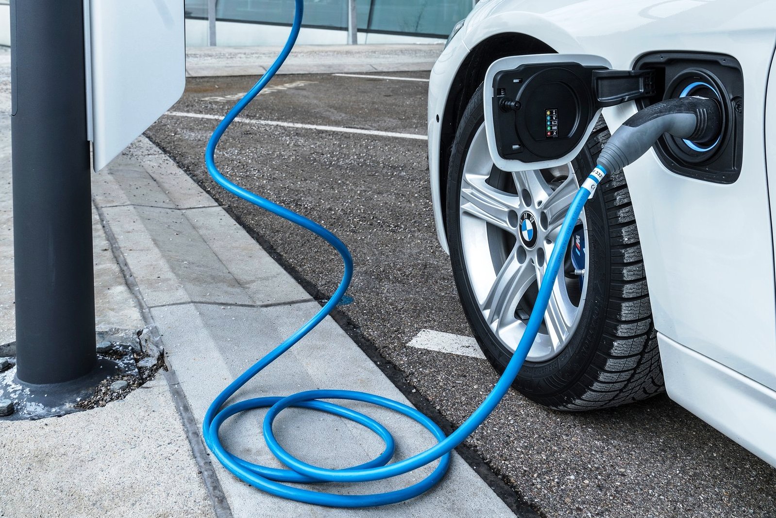Plug-in hybridy môžu byť prínosom pre životné prostredie, ale len v prípade, že sú pravidelne nabíjané. To sa však nedeje. Výsledok je alarmujúci.