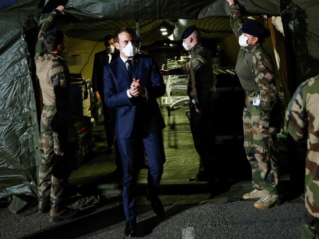 Francúzsky prezident Emmanuel Macron s ochranným rúškom počas návštevy vojenskej poľnej nemocnice v meste Mulhouse na východe Francúzska 25. marca 2020.
