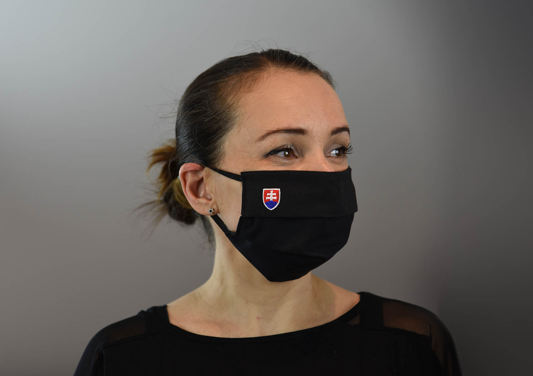 Za e-shopom Pekneruska.sk stojí cestovná kancelária DAKA, ktorá začala šiť rúška, aby prežila ťažké časy.