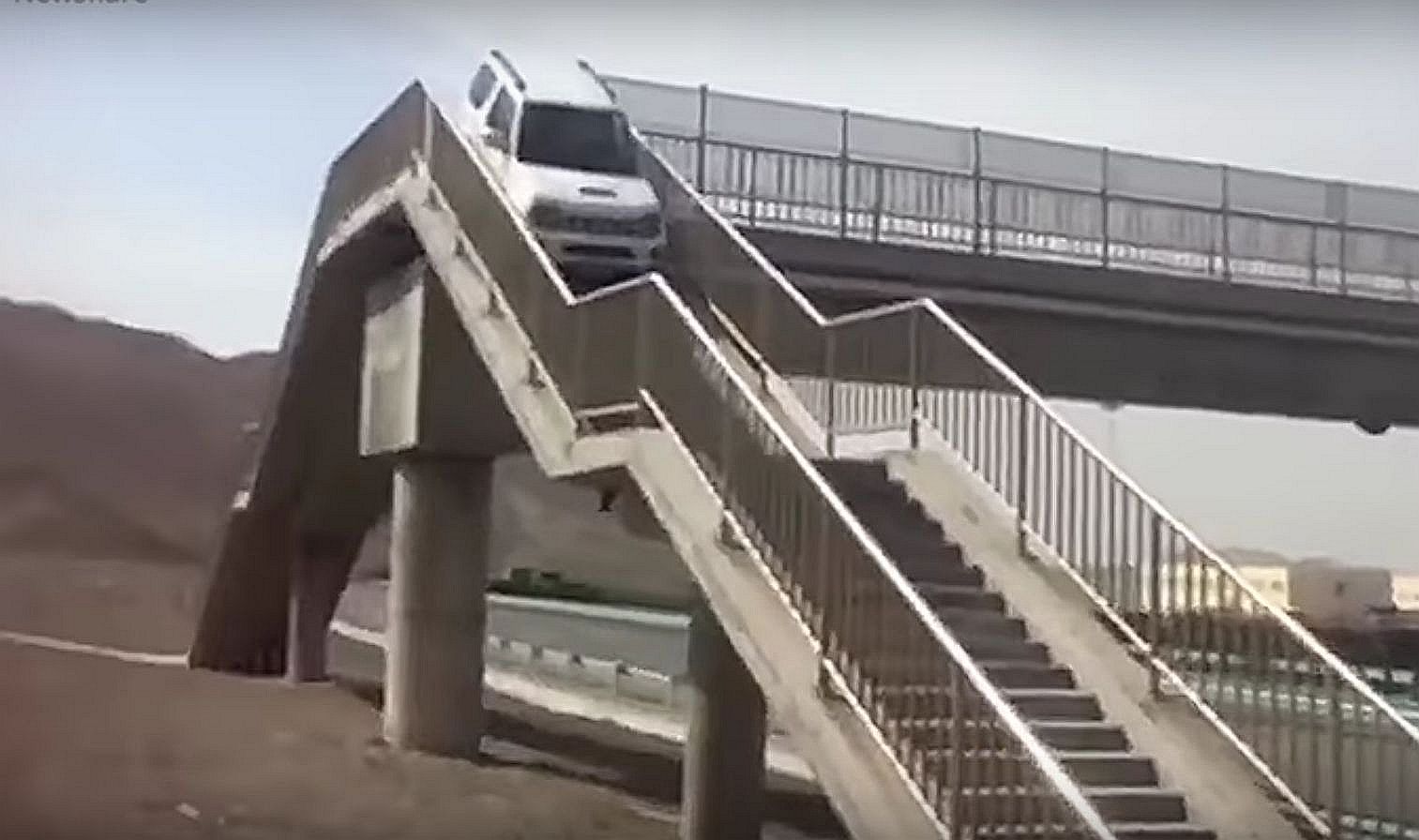 Kuriózny pokus majiteľa Suzuki Jimny otočiť sa na diaľnici cez nadchod pre chodcov sa odohral v provincii Xinjiang. Jeho akrobacia ho nakoniec stála len 26 eur a pár trestných bodov.