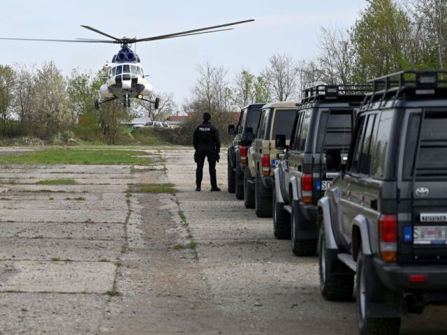 Na snímke vrtuľník s ministrom vnútra SR Romanom Mikulcom (OĽaNO) odlieta z areálu strelnice po obhliadke hranice s Ukrajinou v obci Krčava, okres Sobrance v piatok 17. apríla 2020.