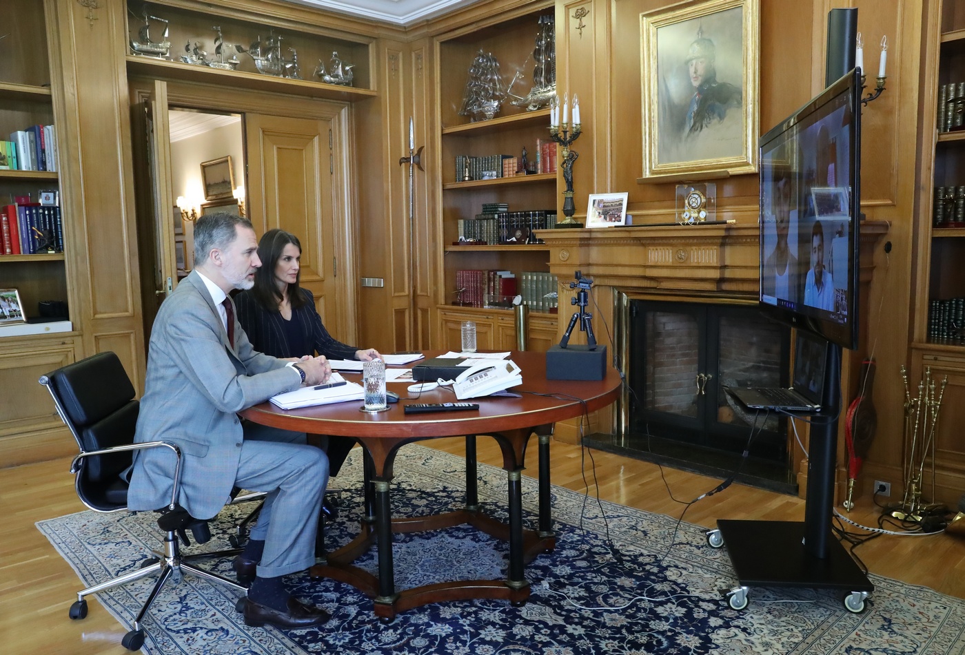 Španielsky kráľ Felipe a jeho manželka, kráľovná Letizia v pracovni.