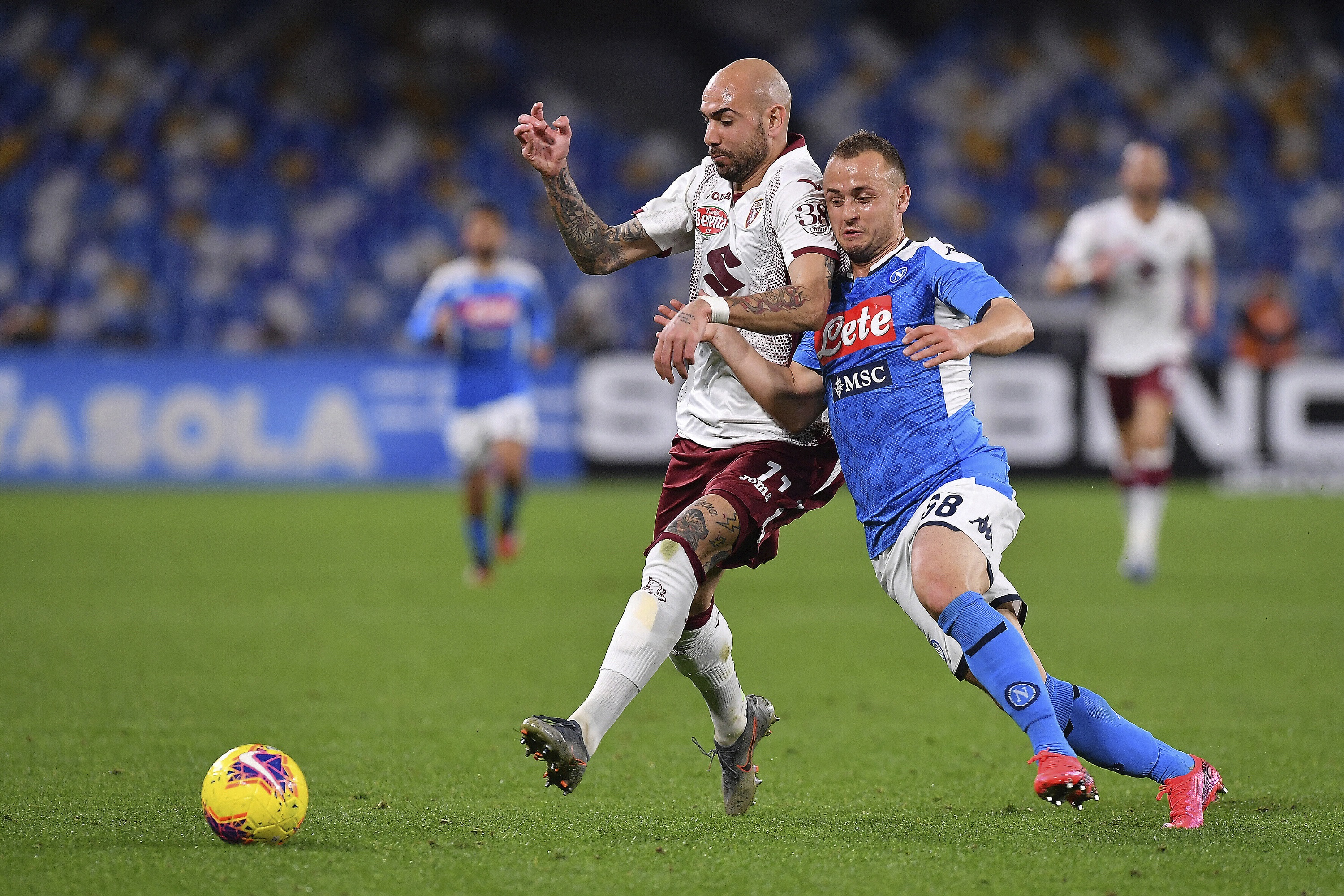 Stanislav Lobotka (vpravo) bojuje o loptu s talianskym reprezentantom Simonem Zazom.