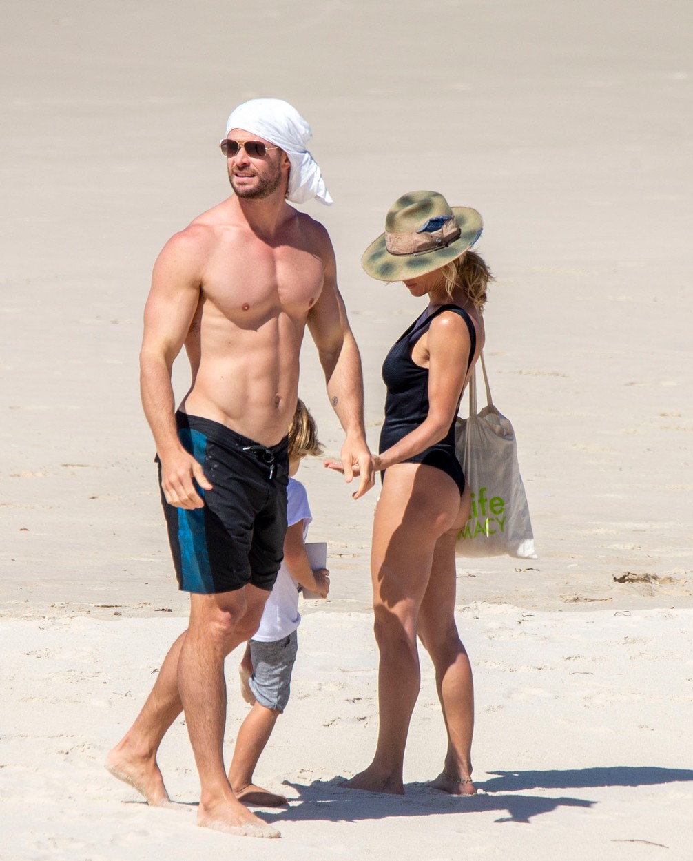 Chris Hemsworth a Elsa Pataky na pláži neďaleko Sydney.