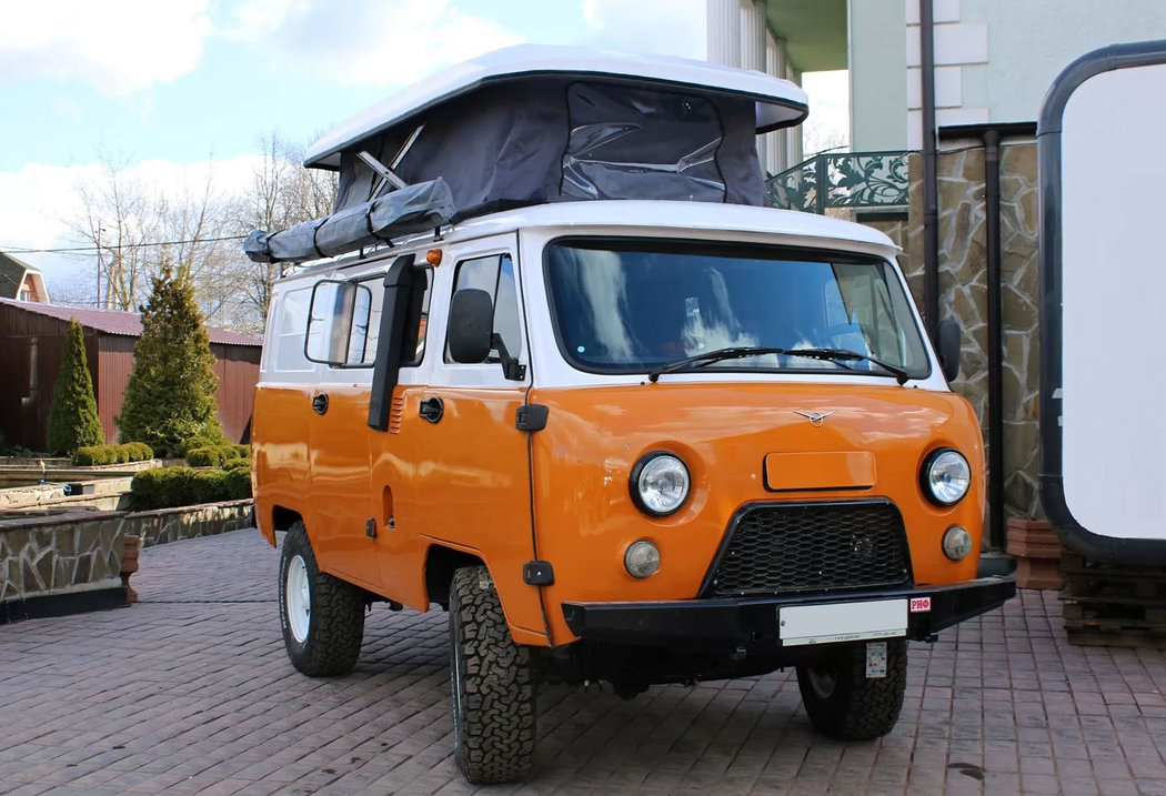 Legendárna Buchanka sa pod rukami ruských úpravcov zmenila na praktický terénny karavan. Bajkal má dokonca výklopnú plátennú strechu. Za príplatok dostanete markízu.