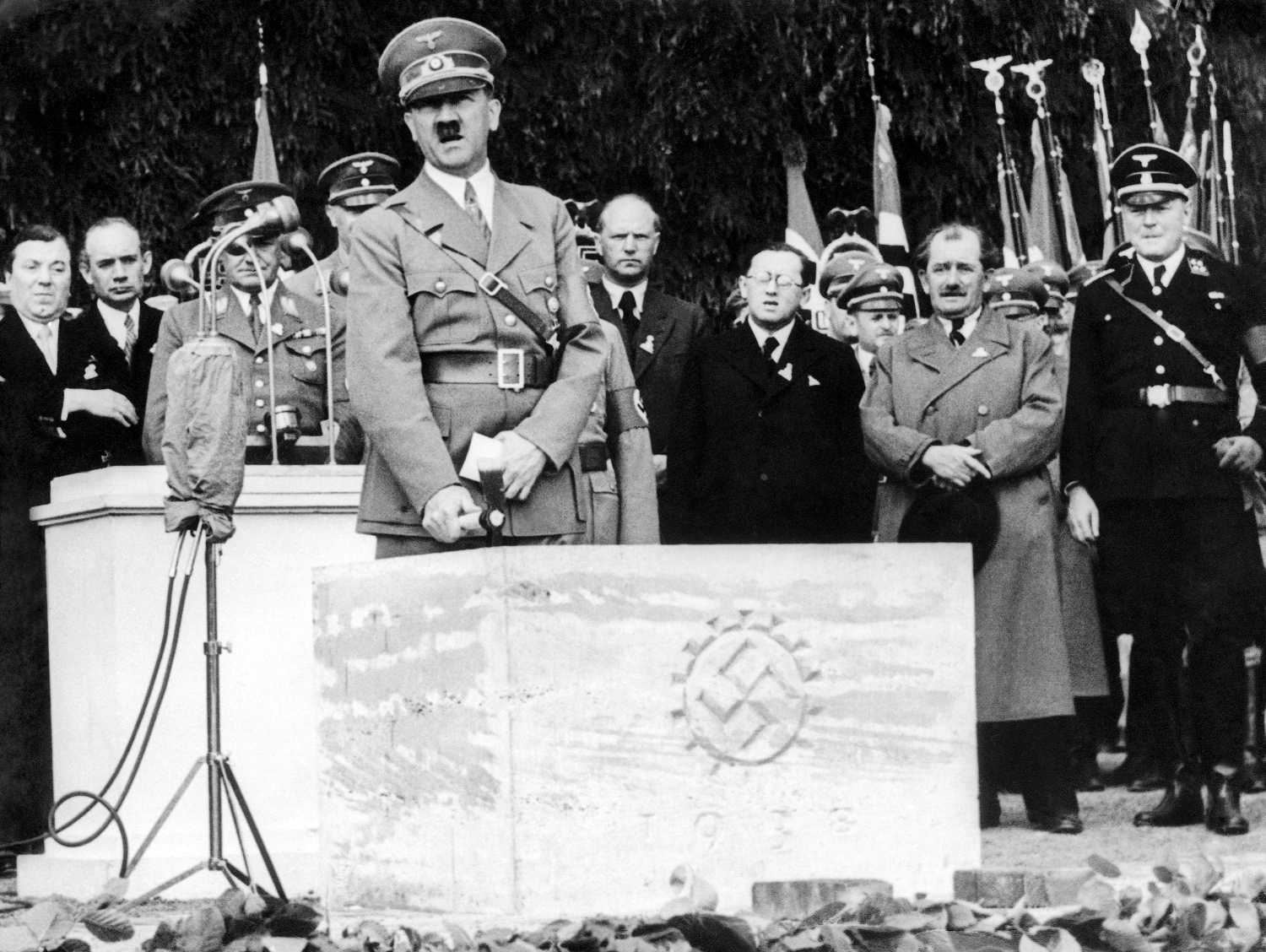Adolf Hitler rozpútal v roku 1939 najstrašnejšiu vojnu v dejinách. (Na snímke je z mája 1938, keď sa zúčastnil na položení základného kameňa budúcej fabriky v Dolnom Sasku.)