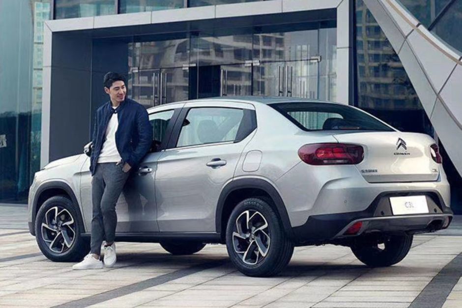 Do kufra tohto SUV-sedanu sa zmestí až 594 litrov batožín.