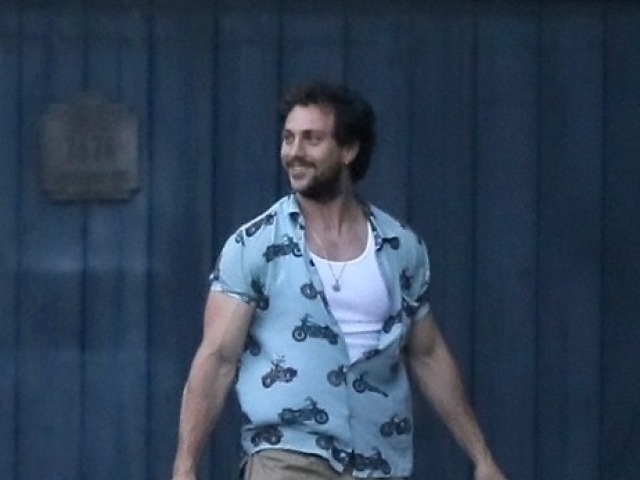 Herec Aaron Taylor-Johnson prichádza z nákupov potravín. 