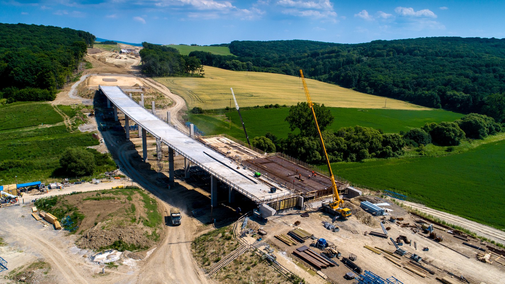 Úsek sa po dostavbe napojí v Košických Oľšanoch na krátku existujúcu časť R2, ktorá bola súčasťou projektu D1 Budimír - Bidovce.