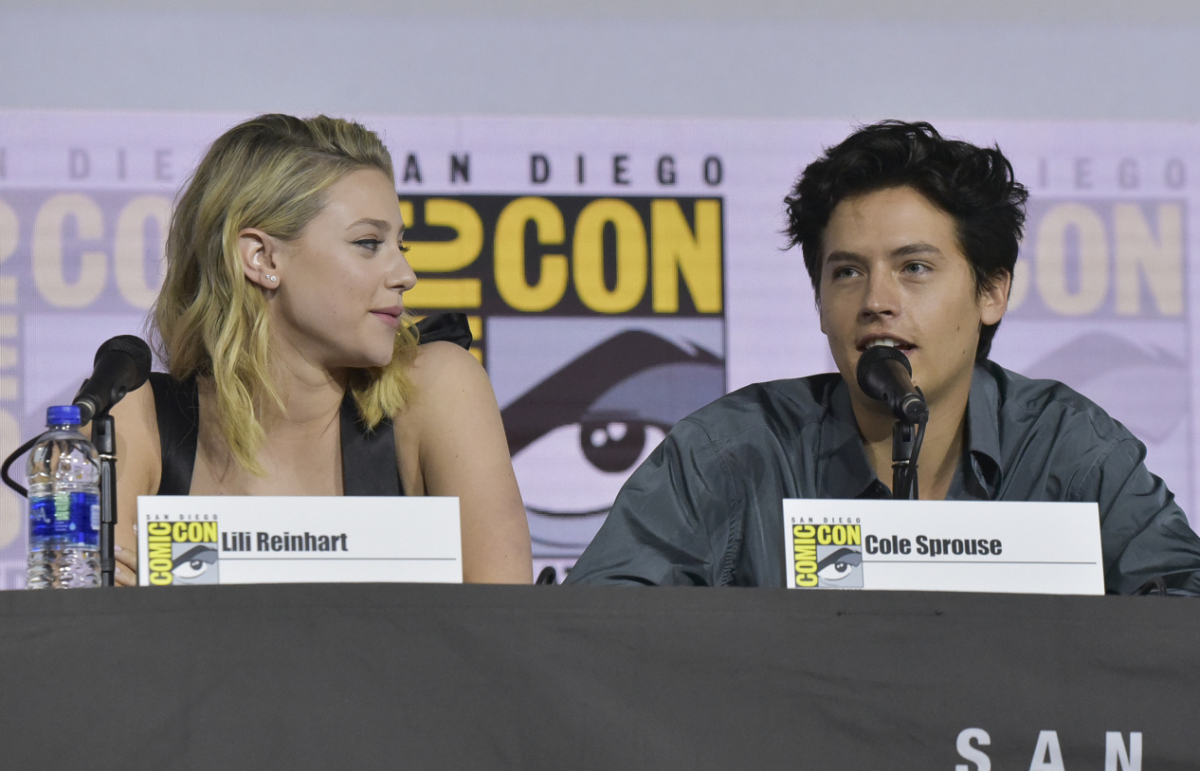 Herečka Lili Reinhart a jej partner a zároveň kolega Cole Sprouse.