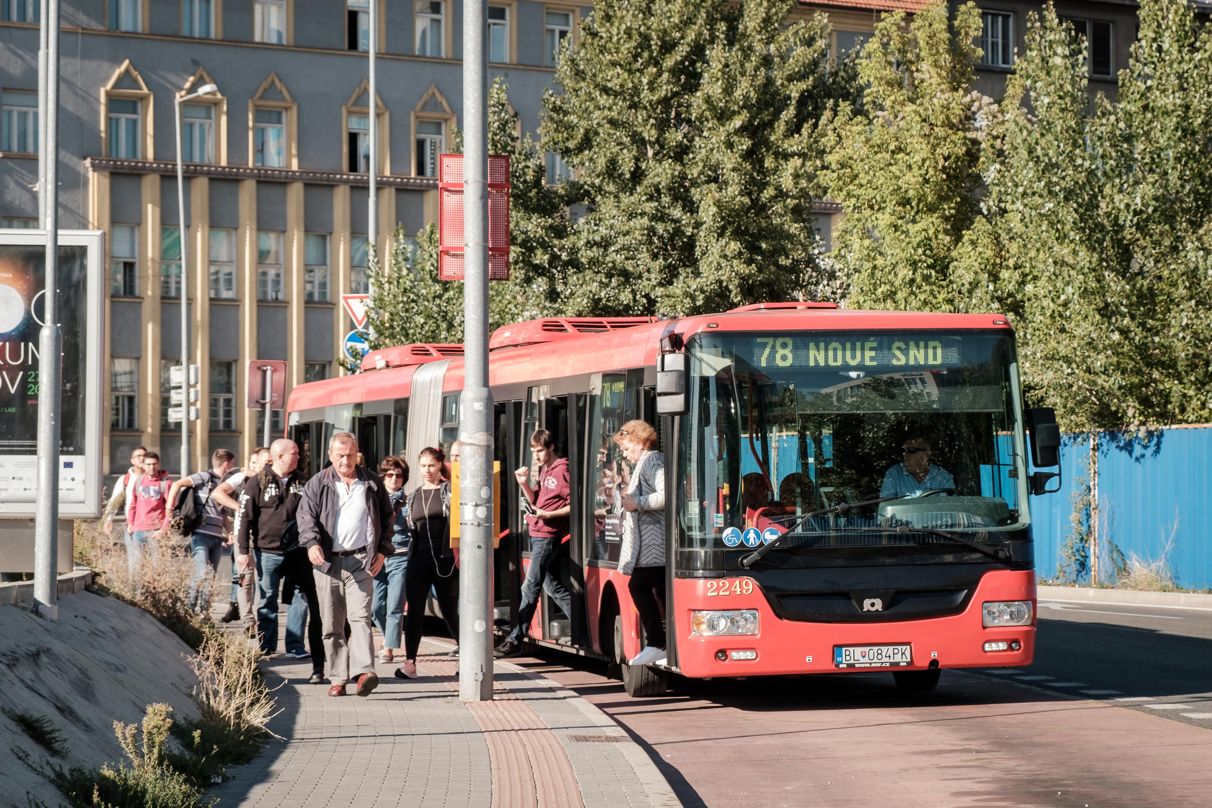 Od budúceho roka majú mať nárok na bezplatnú dopravu v autobusoch žiaci, študenti, seniori a ľudia s hendikepom.