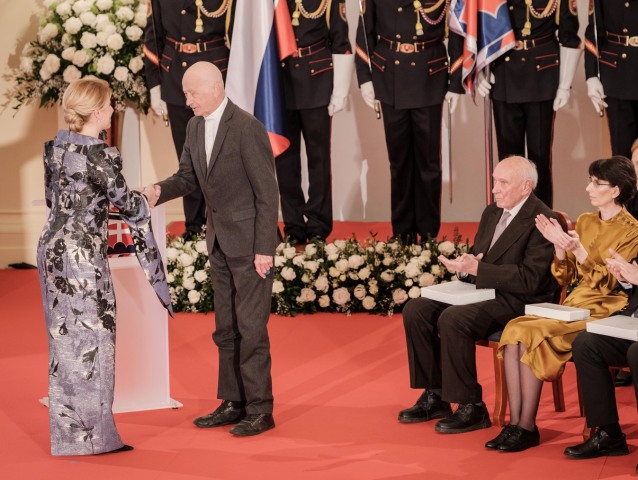 Igor Luther preberá od prezidentky SR Zuzany Čaputovej vyznamenanie Pribinov kríž I. triedy.