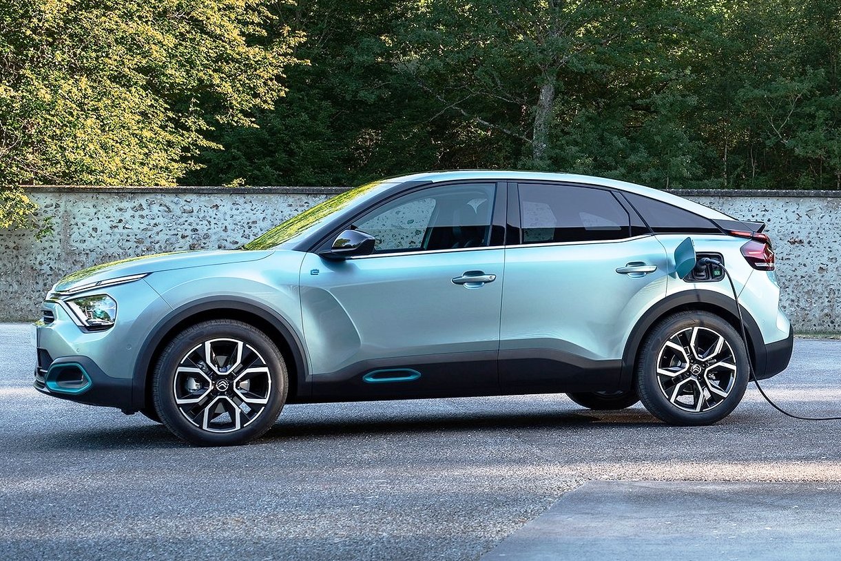 Základom C4 je predĺžená platforma CMP, teda presne tá, ktorá už podopiera Peugeot 2008. Vďaka tomu má C4 rázvor náprav 2 670 mm a dĺžku m4 360 mm, čím jasne reprezentuje segment nižšej strednej triedy.