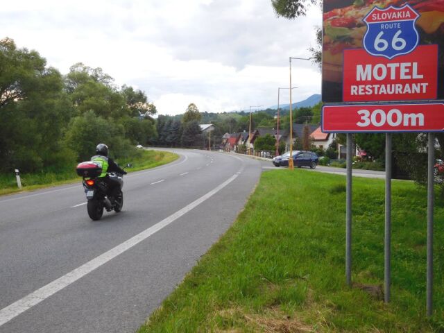 Pri Slovakia Route 66 sú pútače, ktoré na ňu upozorňujú.