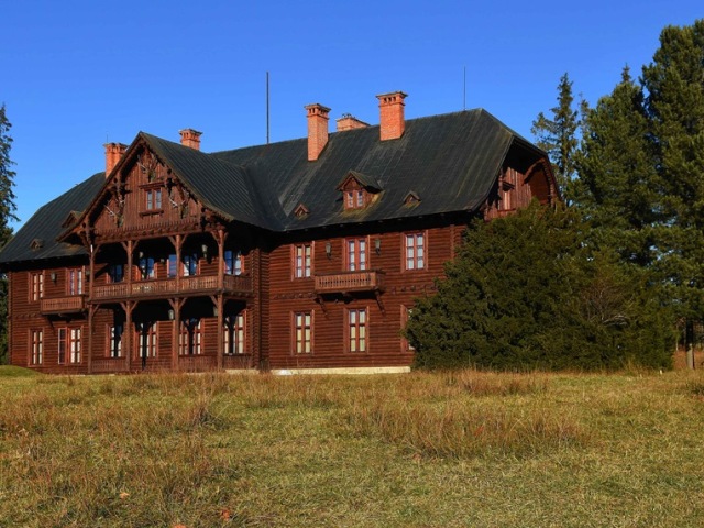 Prechodom cez Tatranskú Javorinu natrafíte na malebný prezidentský zámoček Hohenlohe.