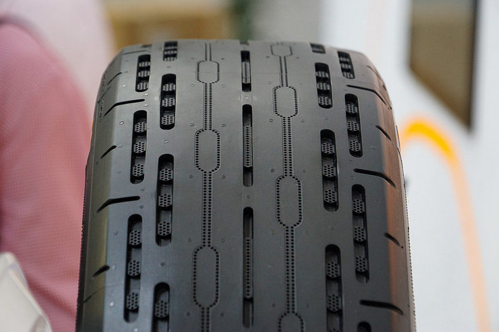 Podľa Continentalu znamená zníženie tlaku v pneumatike len o 7,5 psi zvýšenú spotrebu paliva o 2,8 % a tomu úmerné zvýšenie produkciu skleníkového CO2. Nová pneumatika má tomu zabrániť. Už jej futuristický dezén naznačuje, že ide o plášť budúcnosti.